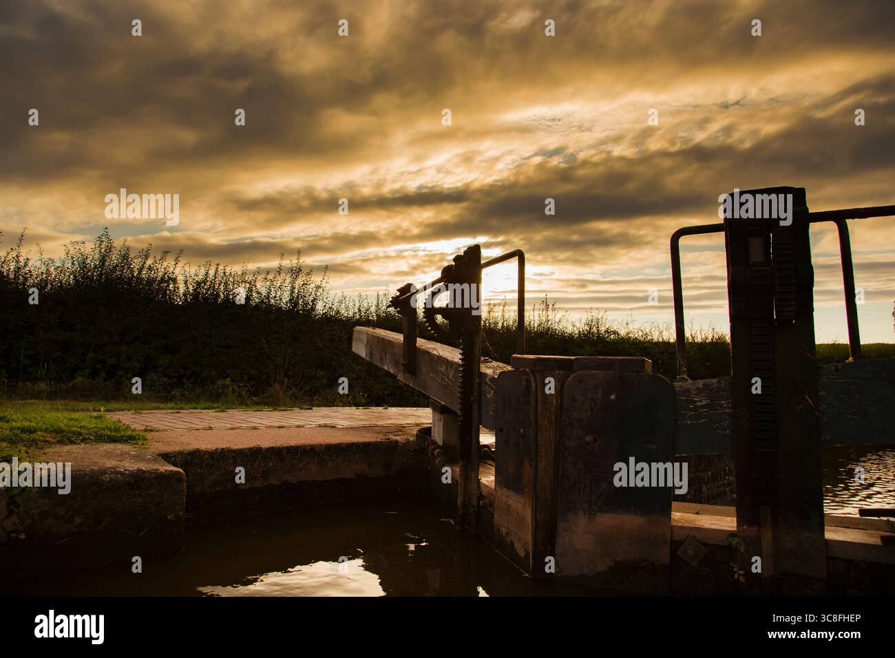 Cancello di Canal Lock sul canale Shropshire Union,. Inghilterra, alla luce del sole. Concetto di vacanza sulle vie navigabili interne. Foto Stock