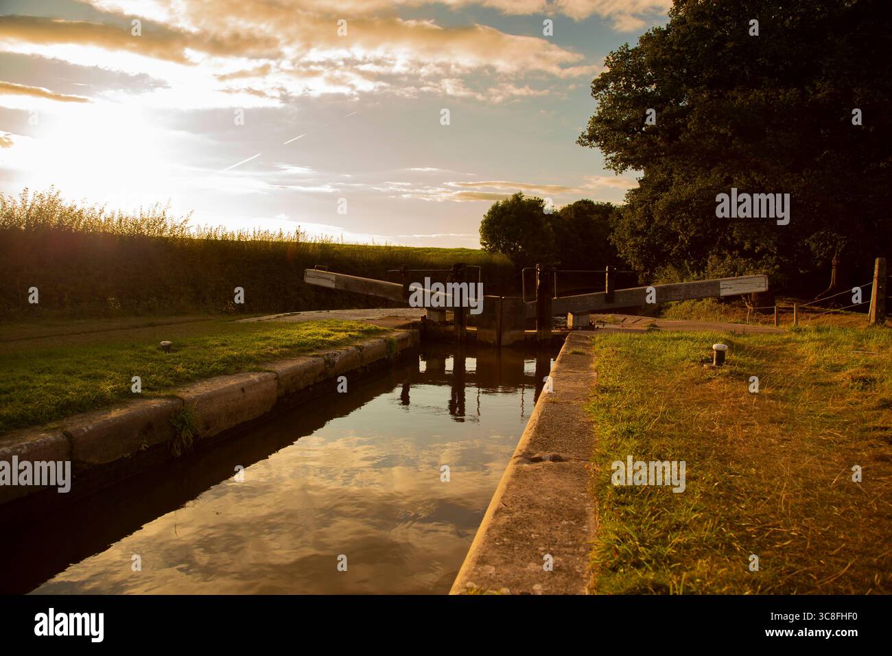 Cancello di Canal Lock sul canale Shropshire Union,. Inghilterra, alla luce del sole. Concetto di vacanza sulle vie navigabili interne. Foto Stock