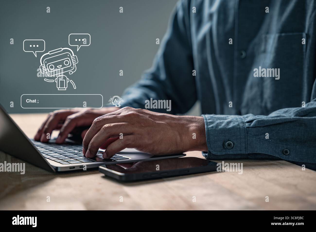 L'INTELLIGENZA ARTIFICIALE aiuta a generare contenuti utilizzando un chatbot di prompt, mostrato come assistente virtuale su un computer, con un uomo che lavora in campi creativi digitali che utilizza Foto Stock