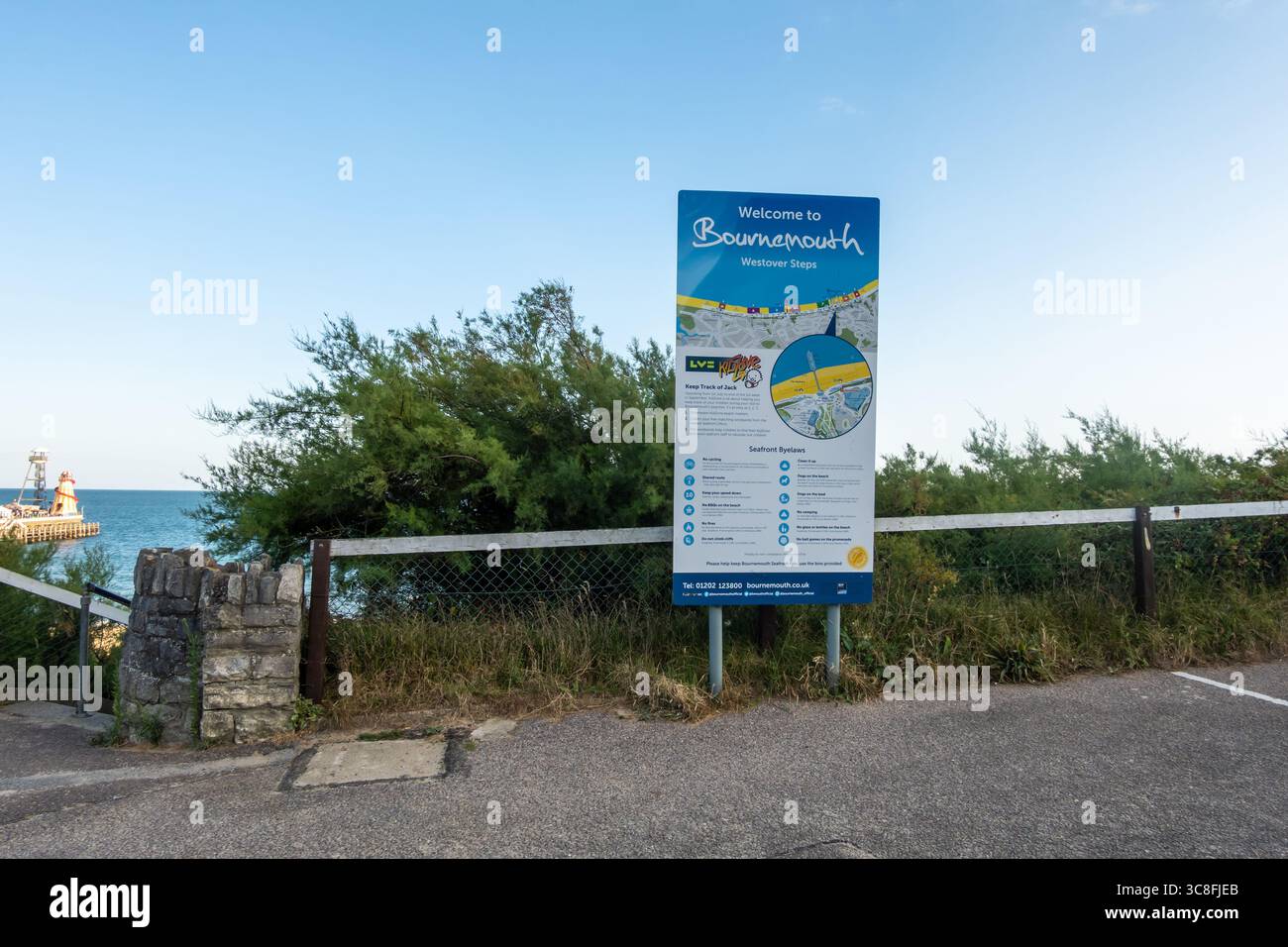 Ufficio informazioni turistiche sulla West Cliff sulla spiaggia di Bournemouth Foto Stock