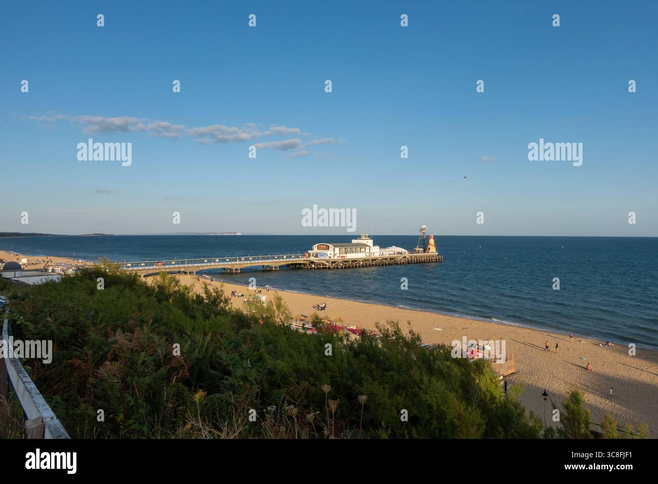 Vista della spiaggia di Bournemouth e del molo dalla West Cliff in estate Foto Stock