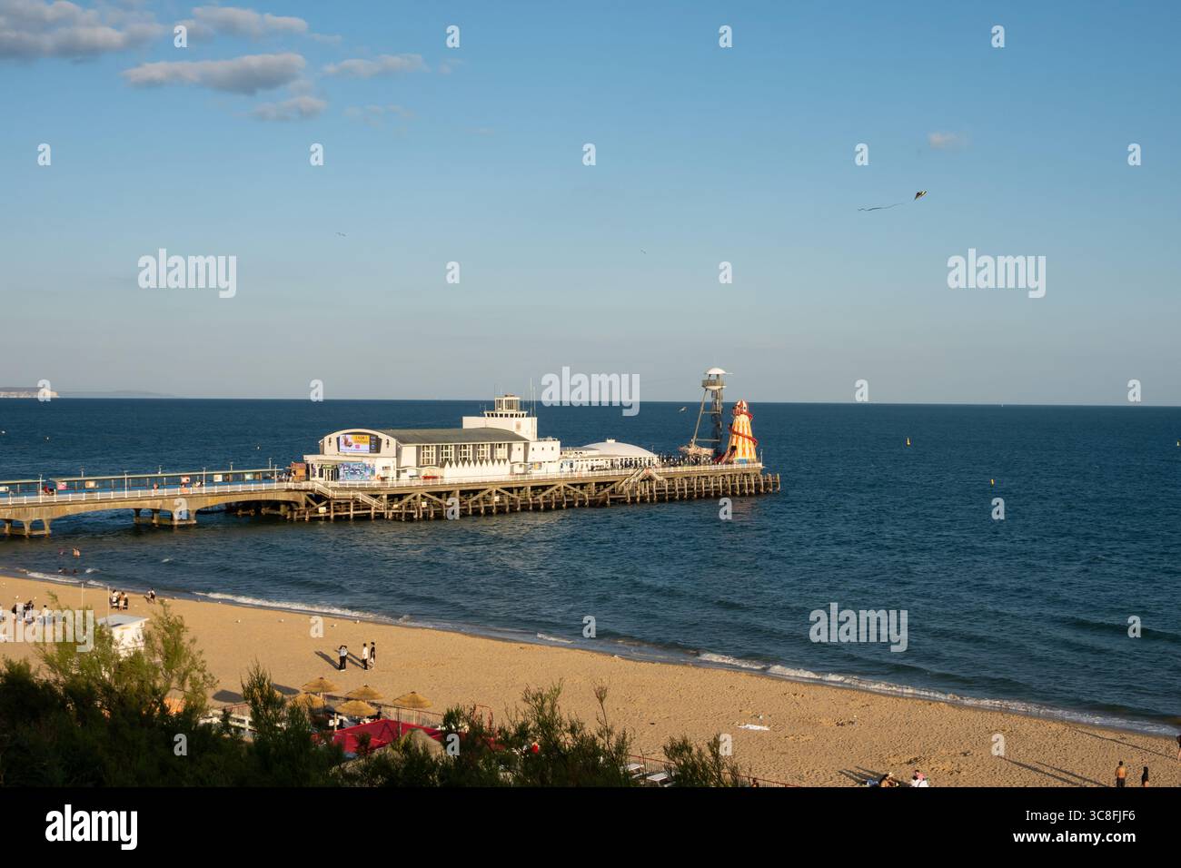 Vista della spiaggia di Bournemouth e del molo dalla West Cliff in estate Foto Stock