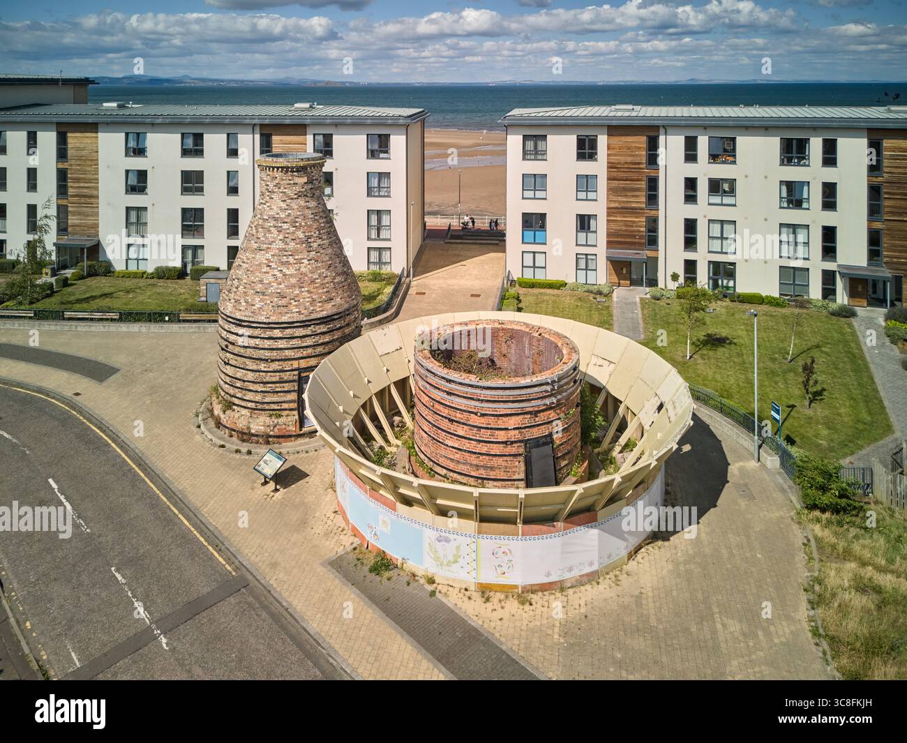 Vista aerea delle storiche fornaci per bottiglie di Portobello, Edimburgo, Scozia, con il Firth of Forth sullo sfondo. L'ultima bottiglia di forni in Scozia Foto Stock