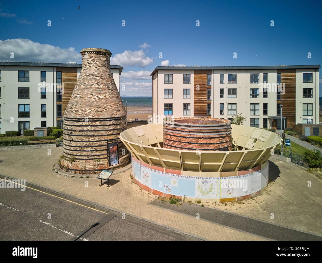 Vista aerea delle storiche fornaci per bottiglie di Portobello, Edimburgo, Scozia, con il Firth of Forth sullo sfondo. L'ultima bottiglia di forni in Scozia Foto Stock
