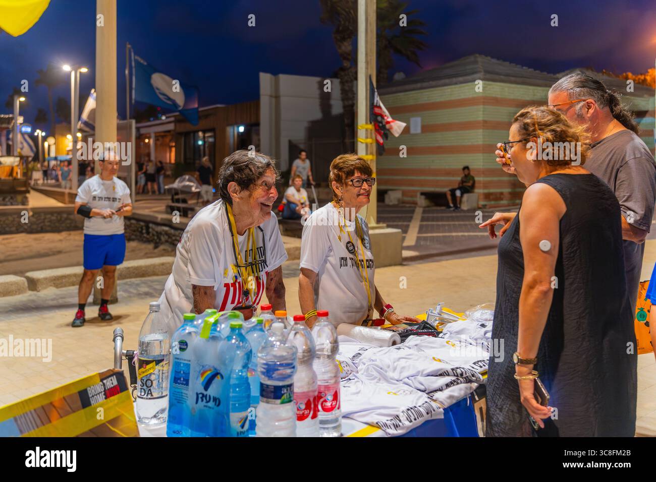 Haifa, Israele - 31 luglio 2025: Stand di volontari, in un evento di corsa sociale, che chiede il rilascio di tutti gli ostaggi, il 650° giorno della guerra e hosta Foto Stock