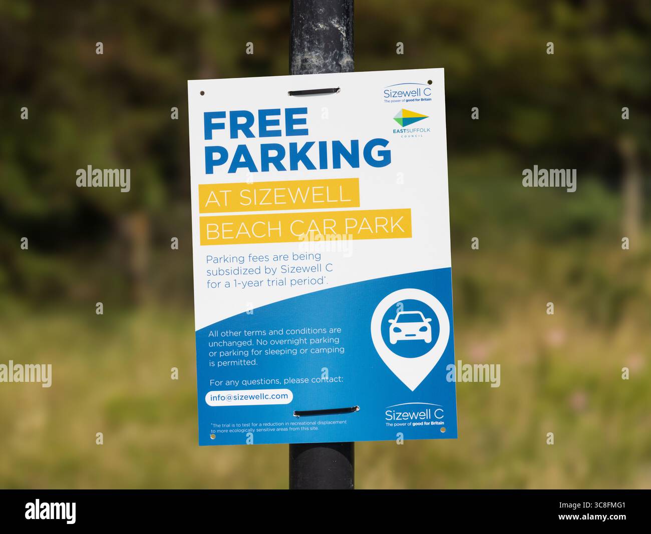 Segui le indicazioni per il parcheggio della spiaggia di Sizewell vicino al cantiere Sizewell C, dove potrai usufruire di un parcheggio gratuito al pubblico. Suffolk. REGNO UNITO. Foto Stock