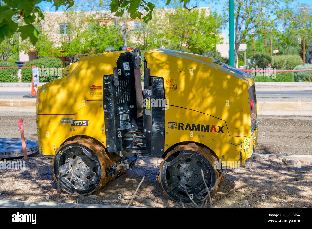 Santa Fe, NEW MEXICO, Stati Uniti - 15 maggio 2025: Rammax 1575 (RX 1575) rullo articolato per trincee parcheggiato in una strada del centro durante una pausa durante un progetto di riparazione stradale Foto Stock