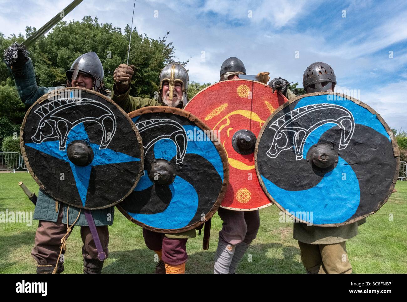 Battaglia anglosassone - gruppo di rievocazione si esibisce al fine settimana anglosassone al Priory Park di Southend Foto Stock
