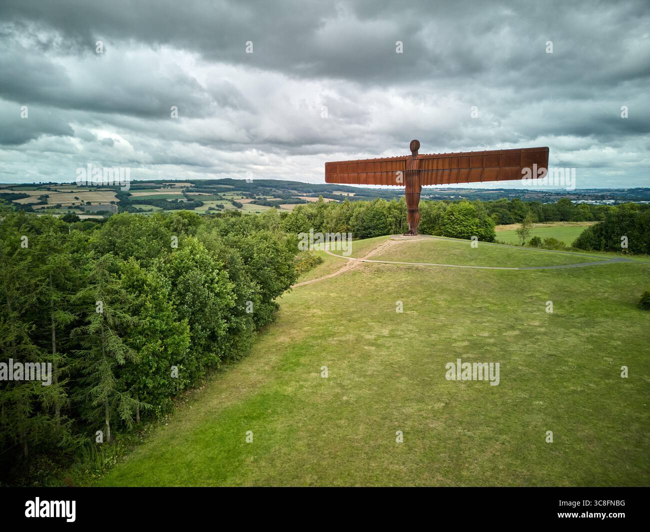 Veduta aerea della scultura dell'Angelo del Nord di Gormley vicino a Gateshead, Inghilterra, adagiata su un cielo spettacolare e un paesaggio rurale. Foto Stock