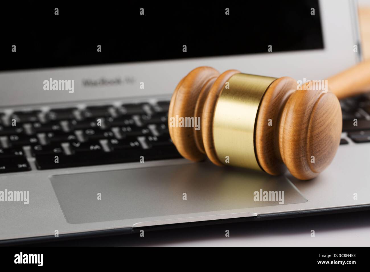 Asta online o concetto di legge informatica. Giudicate il martelletto del tribunale su un moderno computer portatile. Foto Stock