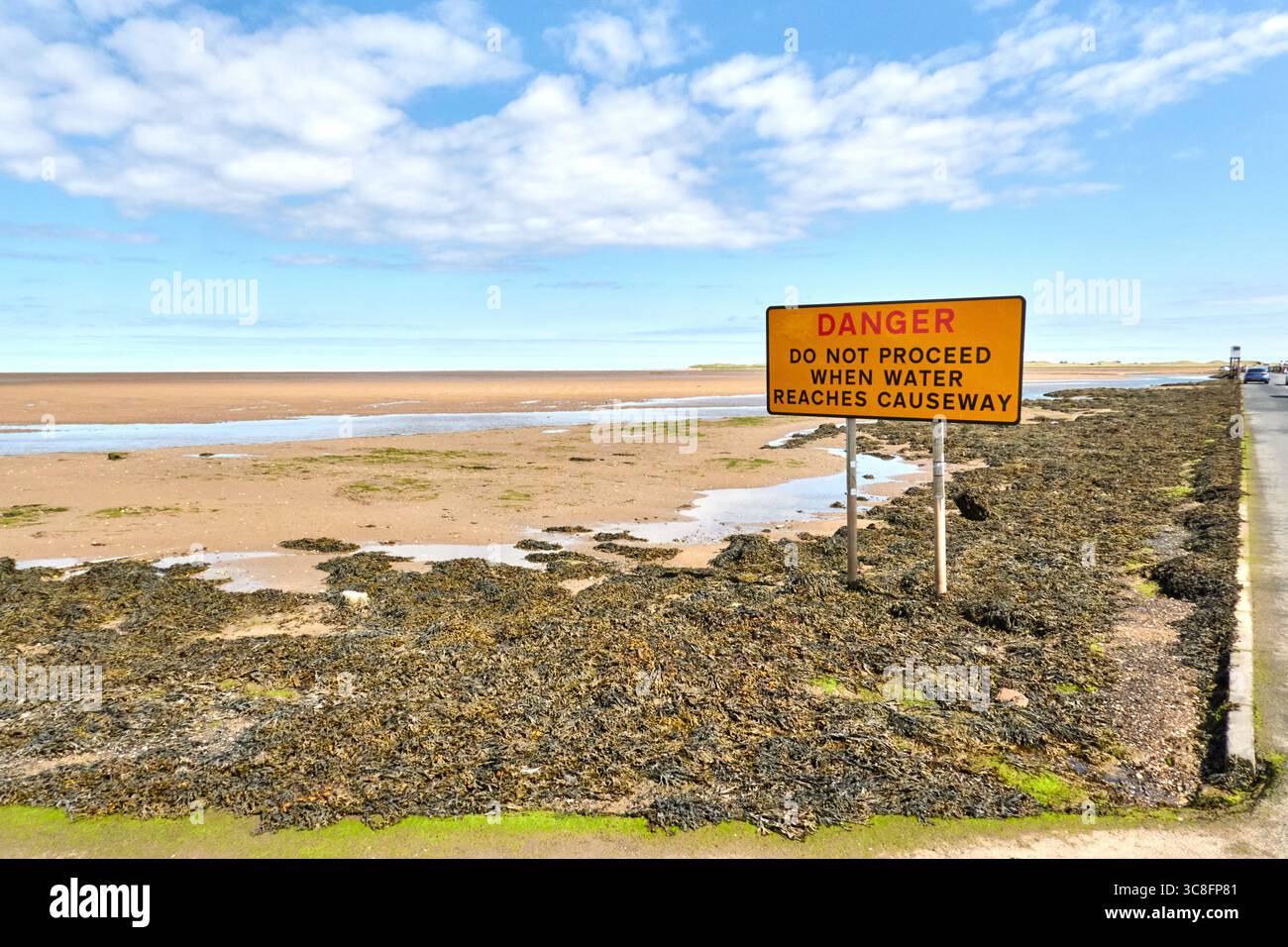 Vista del Holy Island Causeway, Northumberland, Inghilterra. Questa strada di marea collega la terraferma a Lindisfarne ed è percorribile solo con bassa marea, con sa Foto Stock