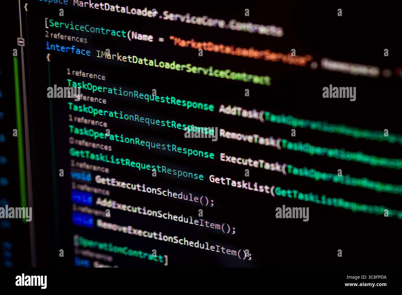 Concetto di tecnologia dell'informazione. Testo dello script del linguaggio del programmatore di codifica sul display dello schermo. Lavoro di lavoro del programmatore. Messa a fuoco selettiva. Foto Stock