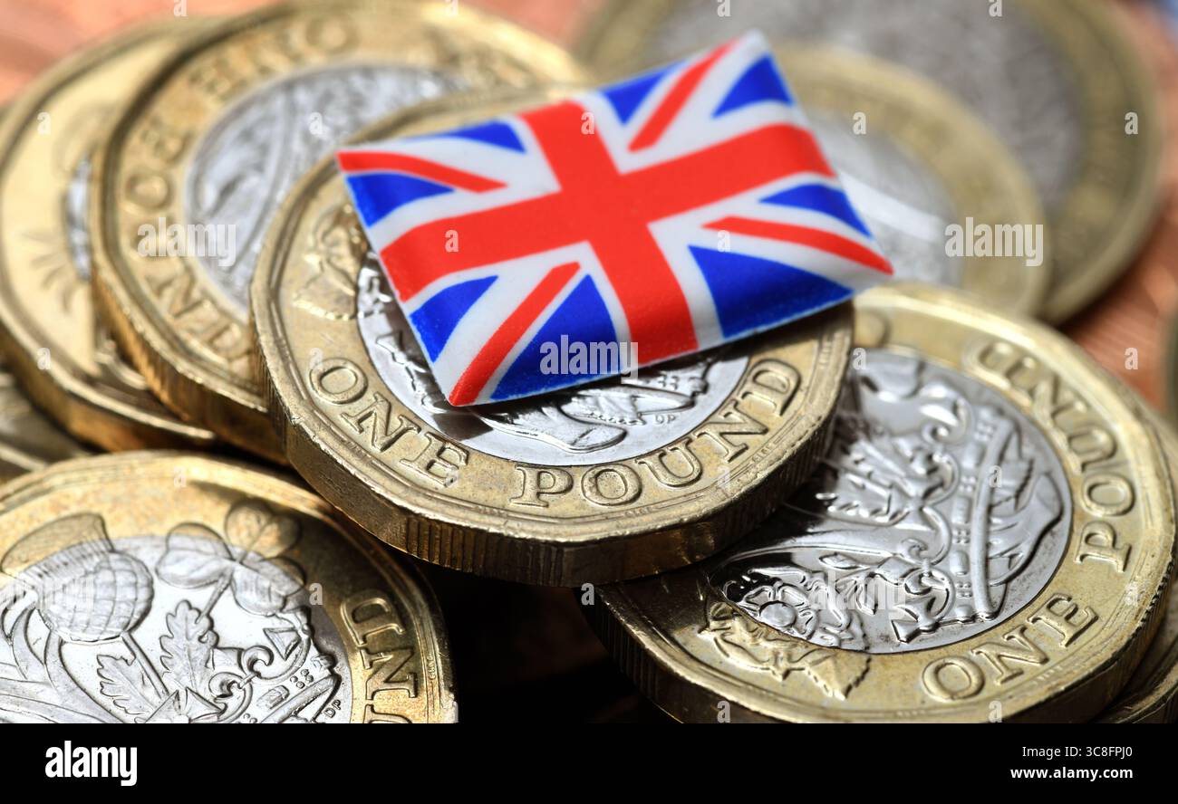 MONETE DA UNA STERLINA BRITANNICA CON BANDIERA UNION JACK RE L'ECONOMIA SALUTA PENSIONI DI RISPARMIO PENSIONE ETC UK Foto Stock