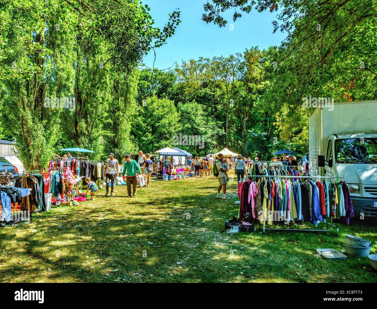 Vendita annuale di brocante/mercato delle pulci/stivali a Paulmy, Indre-et-Loire (37), Francia. Foto Stock