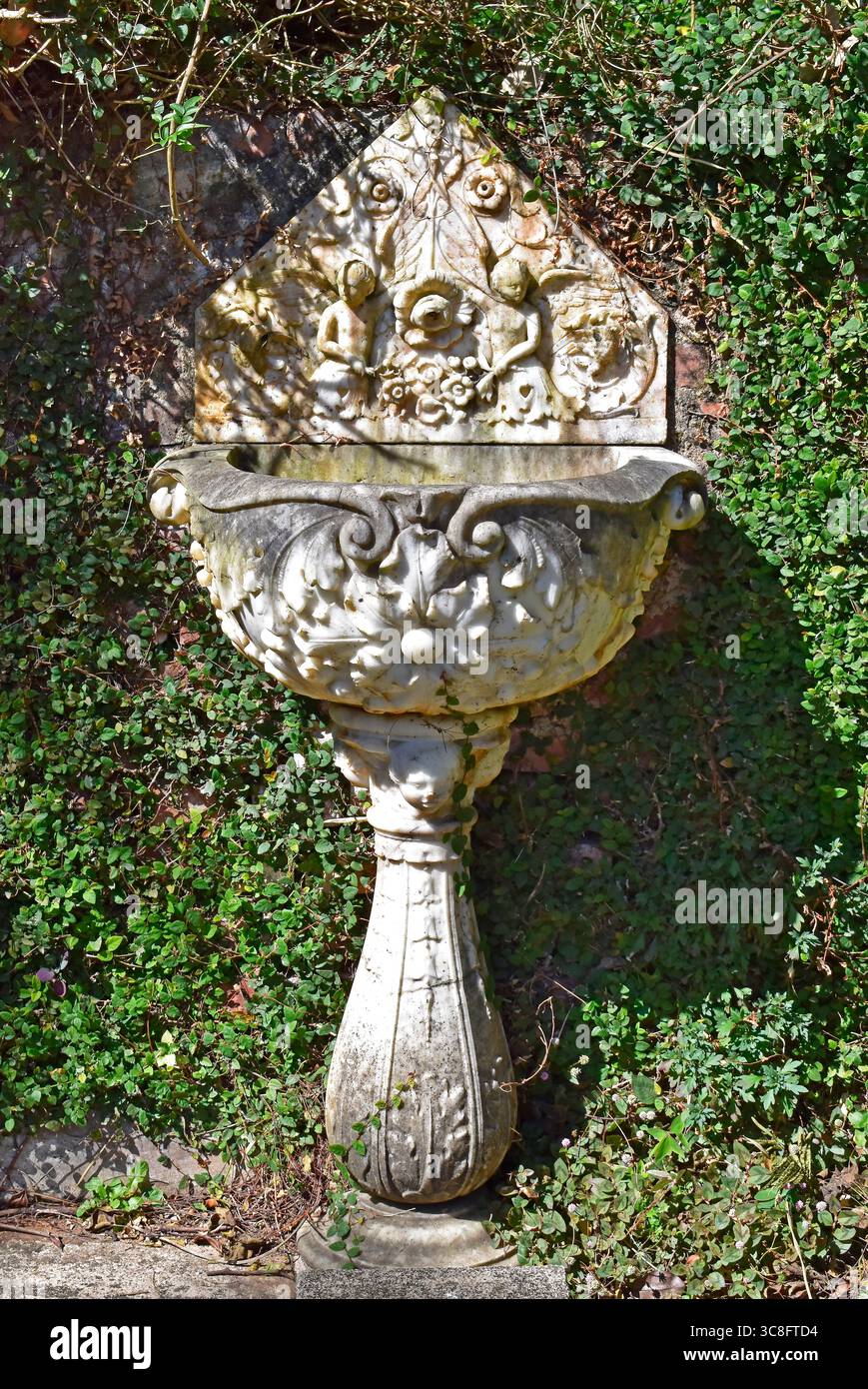 Vecchia fontana di marmo sul giardino di Petropolis, Rio de Janeiro, Brasile Foto Stock