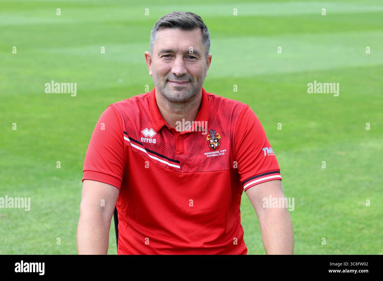 Graeme Lee, manager della città di Spennymoor, durante il servizio fotografico della Spennymoor Town Squad presso il Brewery Field, Spennymoor, sabato 2 agosto 2025. (Foto: Mark Fletcher | mi News) crediti: MI News & Sport /Alamy Live News Foto Stock