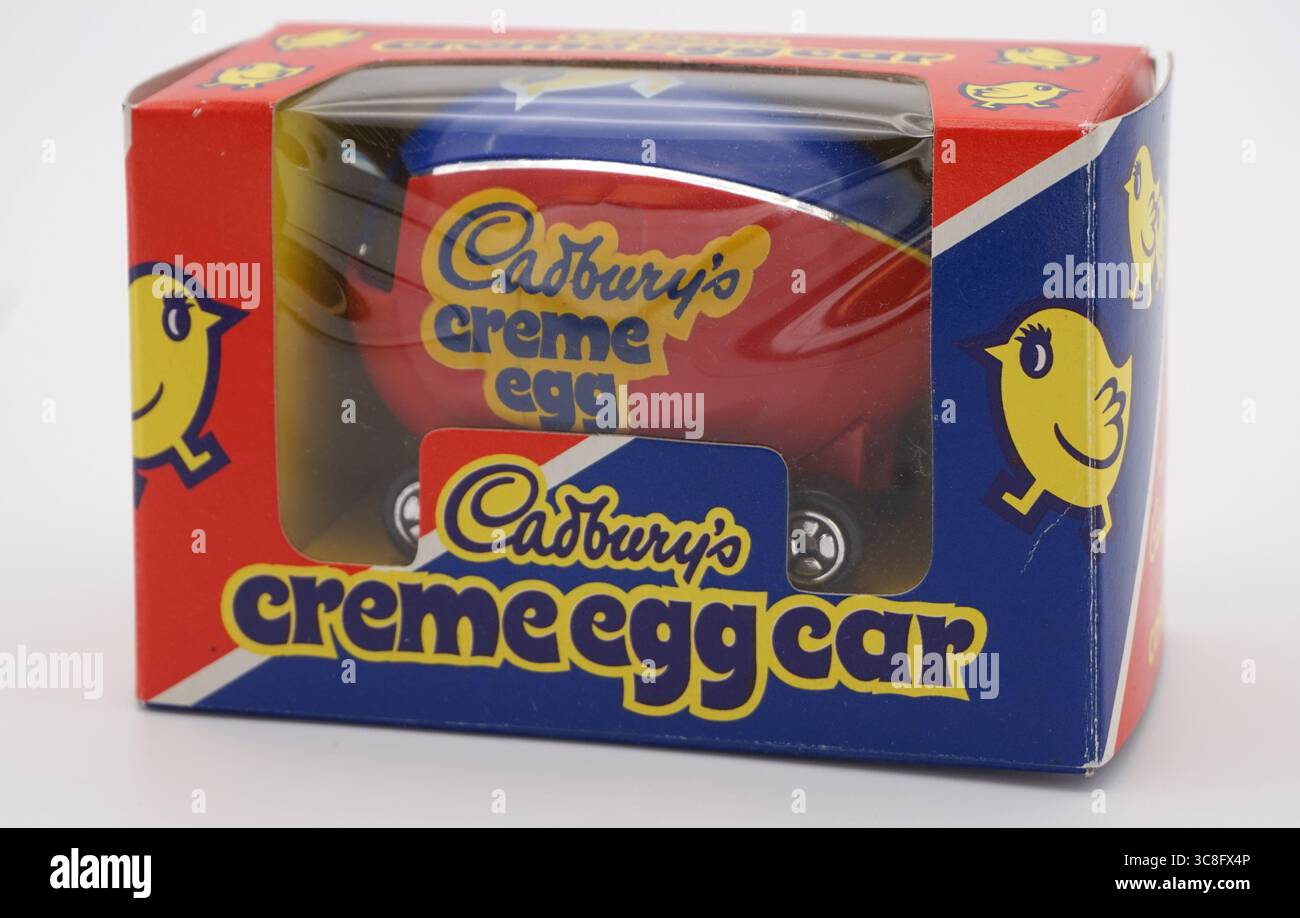 Creme Egg di Cadbury. Modellino di un'auto giocattolo basata su un veicolo reale utilizzato da Cadburys per eventi promozionali. Prodotto da Corgi Toys. 1993. Venduto nei negozi di dolci insieme a uova di cioccolato. Foto Stock