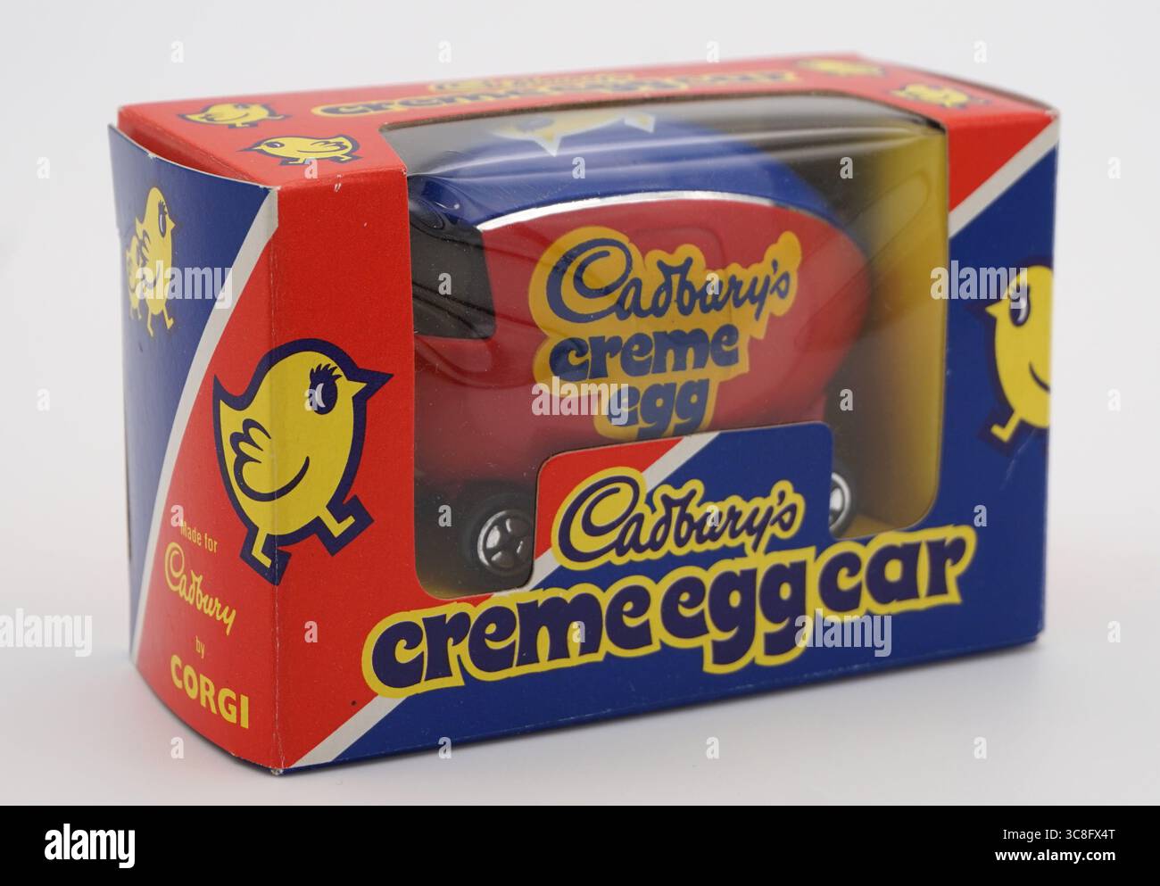 Creme Egg di Cadbury. Modellino di un'auto giocattolo basata su un veicolo reale utilizzato da Cadburys per eventi promozionali. Prodotto da Corgi Toys. 1993. Venduto nei negozi di dolci insieme a uova di cioccolato. Foto Stock