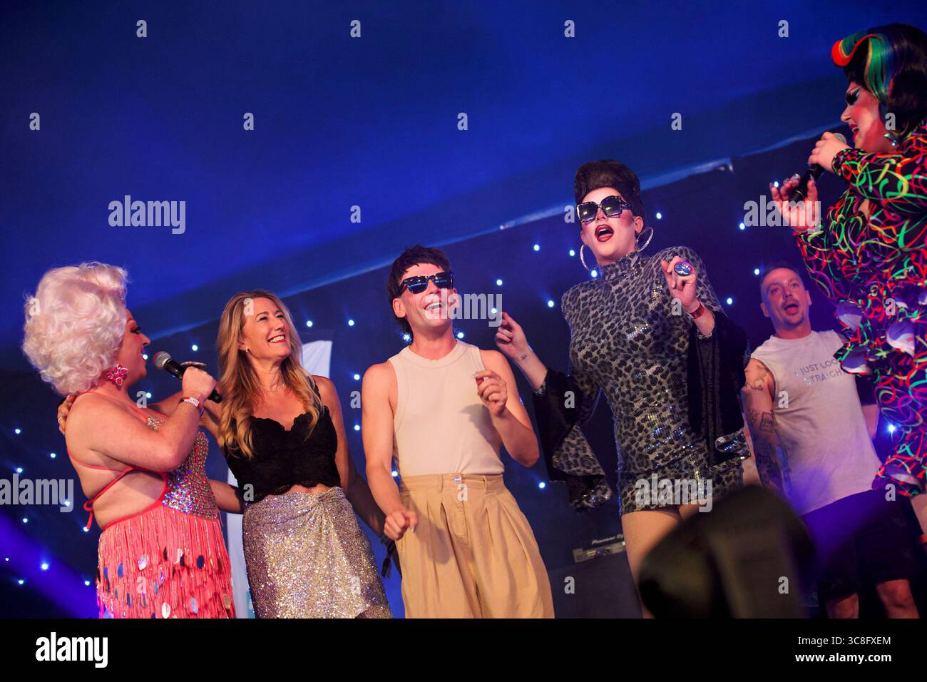 Il Legends Cabaret Big Top 2025 è la sensazione di un paillettes nel cuore del Brighton Pride Festival a Preston Park. Foto Stock