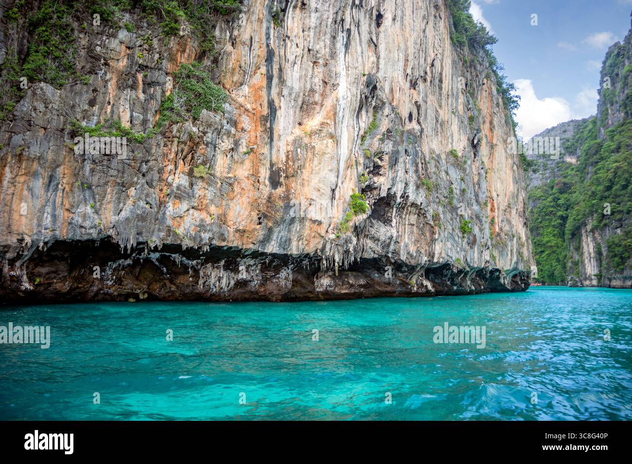 Ingresso all'idilliaca laguna di Pi le Bay sull'isola di Ko Phi Phi Lee, provincia di Krabi, Thailandia Foto Stock