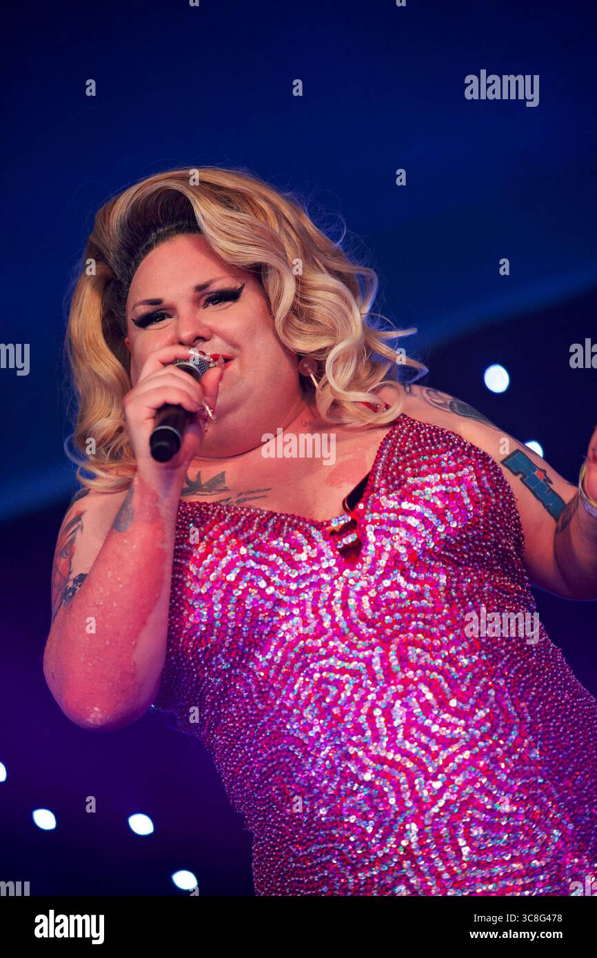 Il Legends Cabaret Big Top 2025 è la sensazione di un paillettes nel cuore del Brighton Pride Festival a Preston Park. Foto Stock