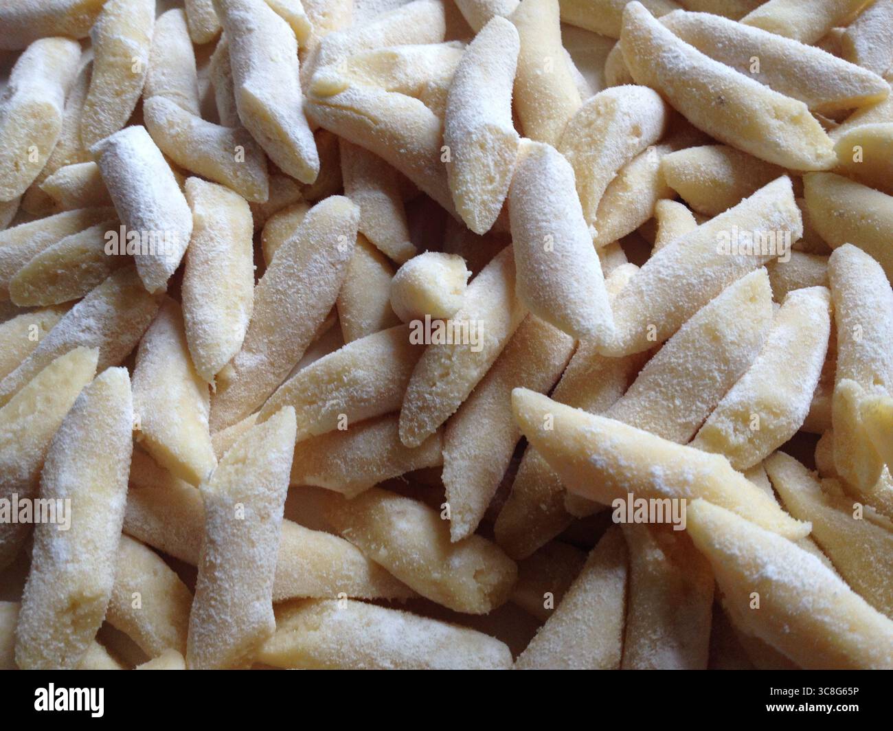 Pasta virgntini fatta a mano spolverata di farina, specialità culinarie tradizionali originarie di Campli in Abruzzo, Italia Foto Stock