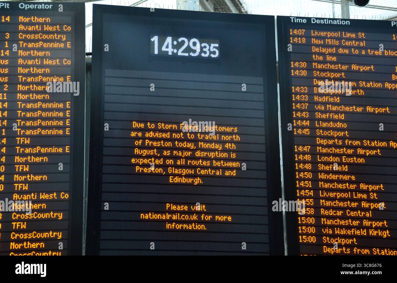 Manchester, Regno Unito, 4 agosto 2025. Cartelli informativi illuminati presso la stazione di Piccadilly, Manchester, Regno Unito, segnalano i disagi del viaggio in treno nel nord dell'Inghilterra e della Scozia a causa del maltempo causato dalla tempesta Floris che ha portato forti piogge e venti di tempesta nella zona. Network Rail Scotland ha annunciato che Storm Floris ha causato raffiche di vento a 90 km/h. Crediti: Terry Waller/Alamy Live News Foto Stock