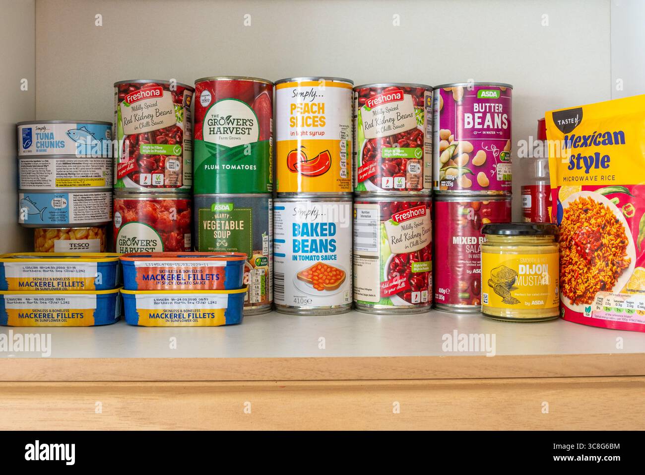 Cibo in scatola (cibo in scatola) in un armadio di negozio di cucina. Lattine, lattine. Foto Stock