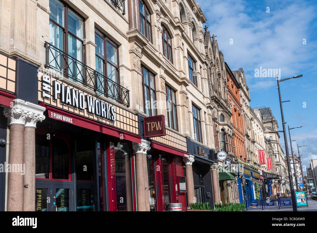 Vista degli edifici lungo St Mary Street nel centro di Cardiff, Galles del Sud, Regno Unito, con negozi e aziende Foto Stock