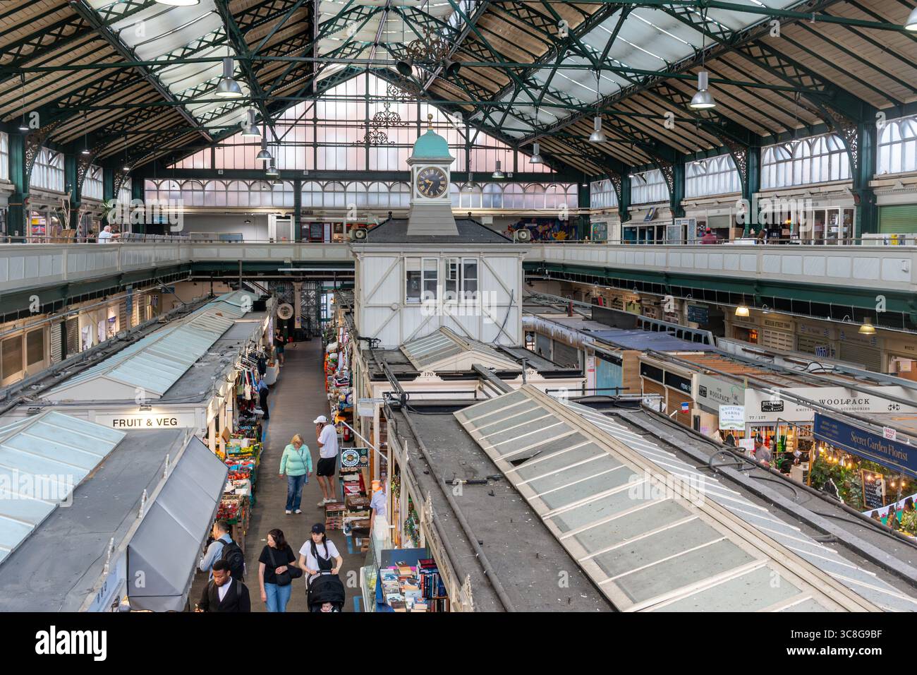 Vista interna del mercato centrale di Cardiff, uno storico mercato coperto nel centro di Cardiff, Galles del Sud, Regno Unito Foto Stock