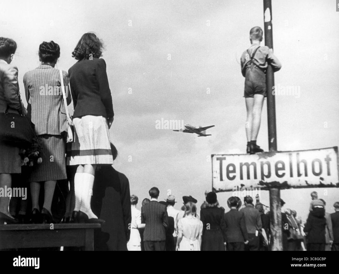 BERLIN AIRLIFT giugno 1948-maggio 1949. La folla guarda un aereo americano che porta rifornimenti all'aeroporto di Tempelhof nel 1948 Foto Stock