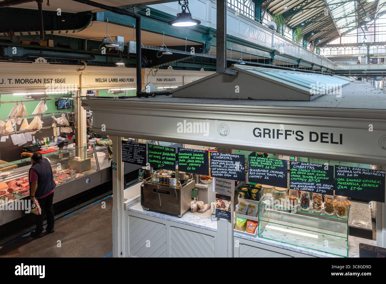 Vista interna del mercato centrale di Cardiff, uno storico mercato coperto nel centro di Cardiff, Galles del Sud, Regno Unito Foto Stock