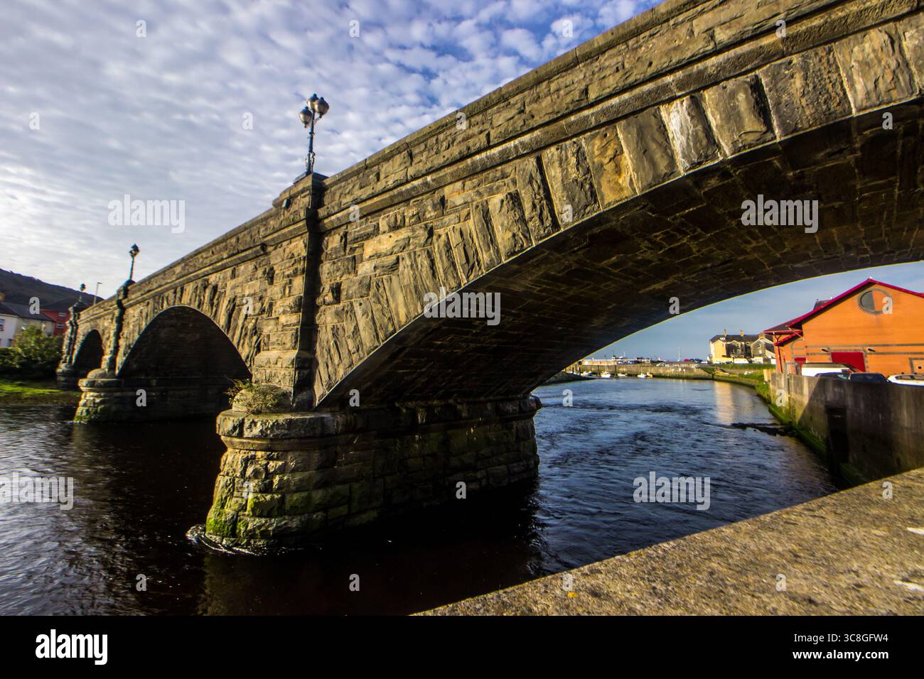 Il ponte di pietra che attraversa il fiume Rheidol ad Aberystwyth, Galles. Foto Stock