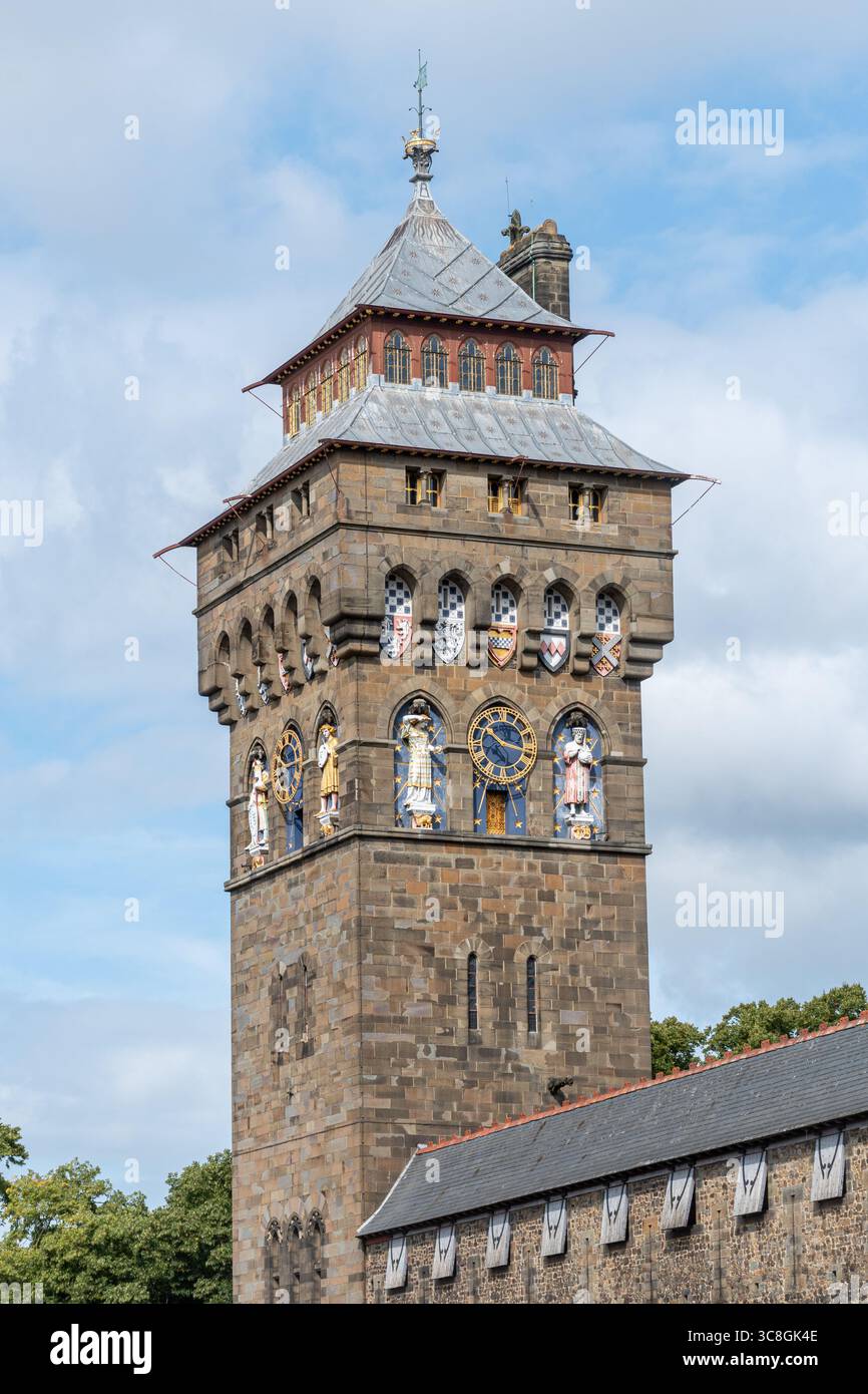 La torre dell'orologio sulla cortina a sud-ovest del castello di Cardiff, un punto di riferimento di 132 piedi, città di Cardiff, Galles del Sud, Regno Unito Foto Stock