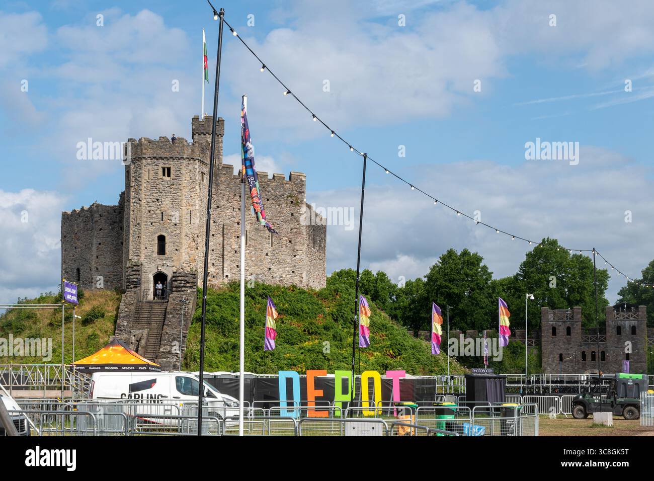 Preparativi per il Depot in the Castle, un festival musicale annuale al castello di Cardiff, Galles del Sud, Regno Unito Foto Stock