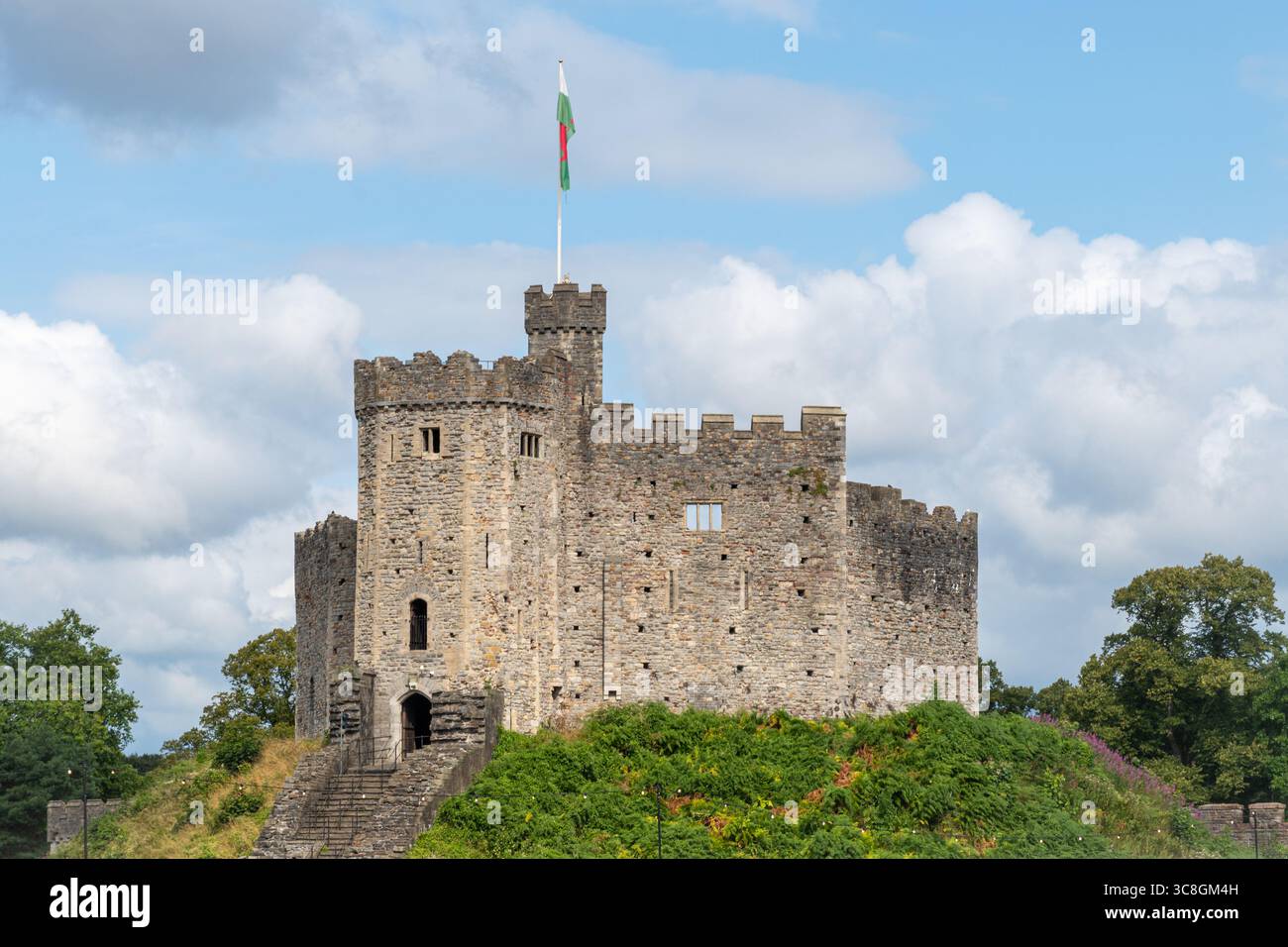 La fortezza normanna del castello di Cardiff, un punto di riferimento storico a Cardiff, capitale del Galles, nel Regno Unito, in una giornata estiva Foto Stock