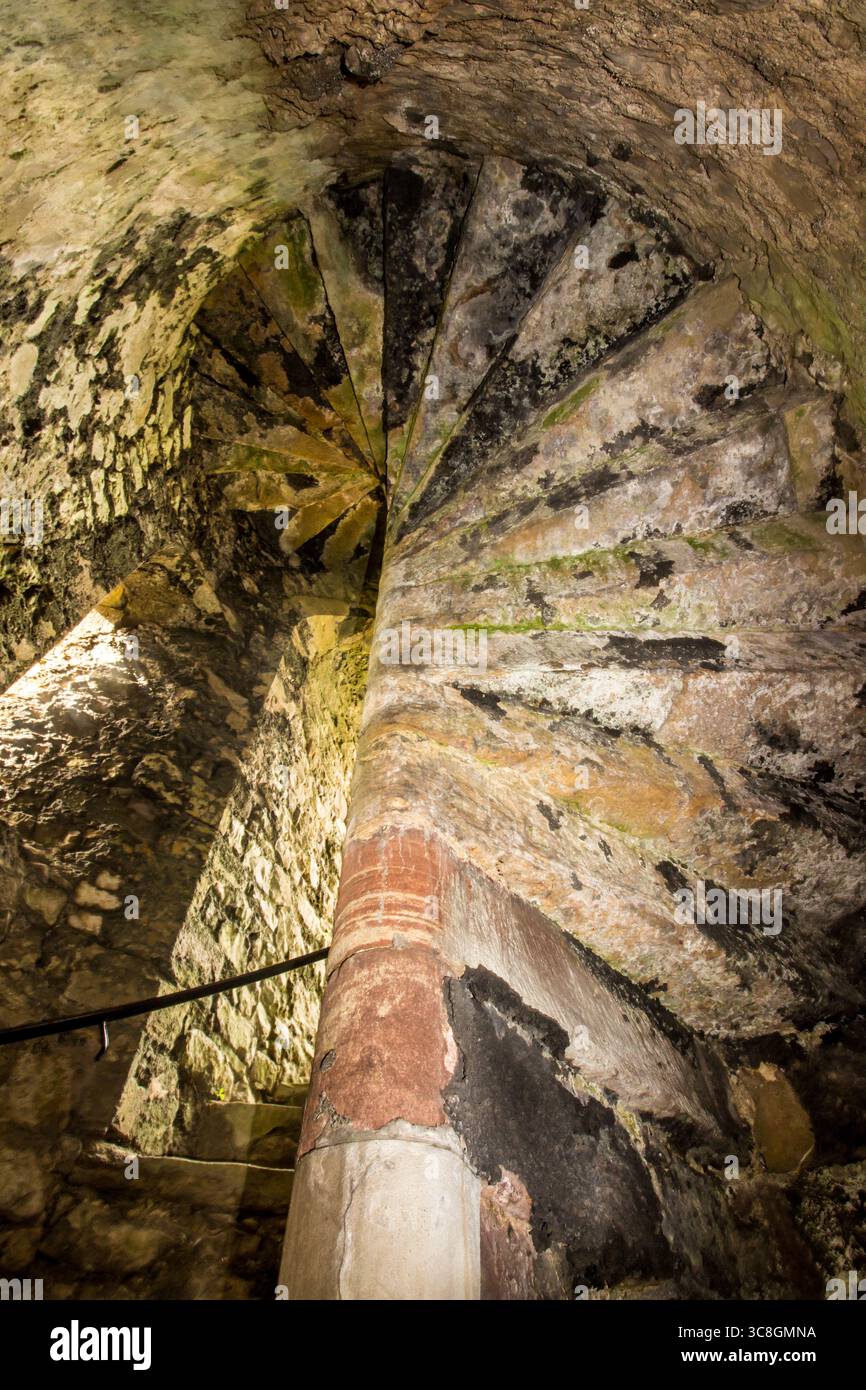 Guardando in alto alla base della scala a chiocciola di una delle torri del castello di Chepstow in Galles, che si piega verso l'alto. Foto Stock Guardando in alto alla base della scala a chiocciola di una delle torri del castello di Chepstow in Galles, che si piega verso l'alto. Foto Stock