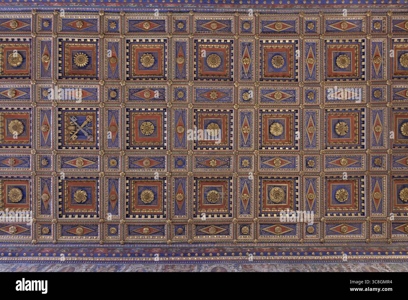Soffitto ligneo a cassettoni di San Pietro, Perugia, di Benedetto di Giovanni (1556), con rosoni d'oro, motivi geometrici e ornamenti rinascimentali in Foto Stock