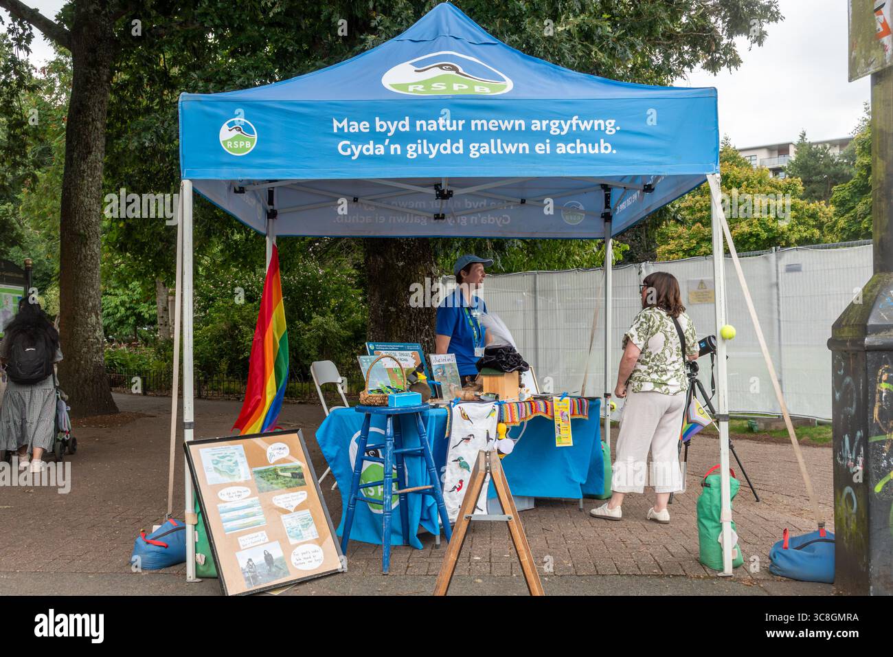 Dipendente dell'organizzazione benefica RSPB che interagisce con il pubblico nel centro di Cardiff, Galles del Sud, Regno Unito. Impegno pubblico Foto Stock