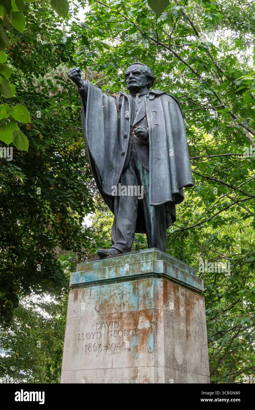 Statua di David Lloyd George nei Gorsedd Gardens vicino al municipio, città di Cardiff, Galles del Sud, Regno Unito. Lloyd George era un ex primo ministro liberale Foto Stock