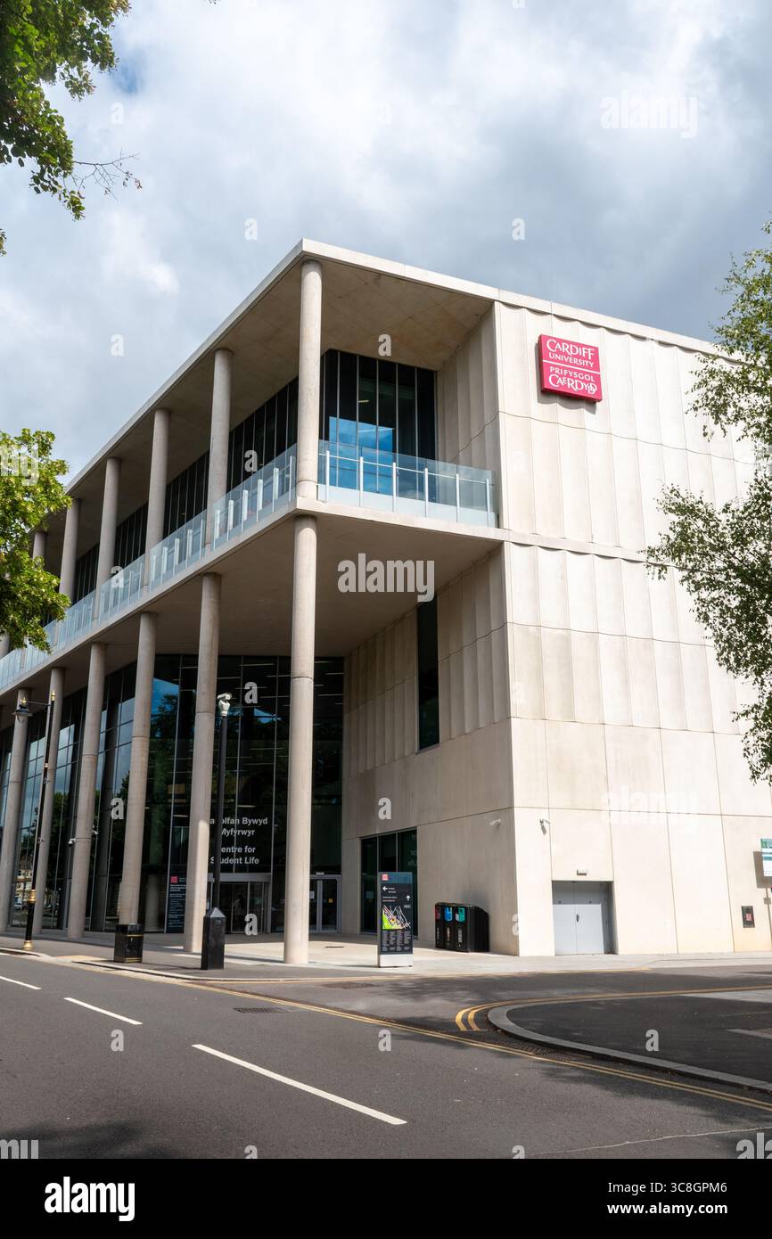 Cardiff University, vista esterna del Centre for Student Life da Park Place, edificio dell'unione studenti sul Cathays Campus, città di Cardiff, Galles, Regno Unito Foto Stock