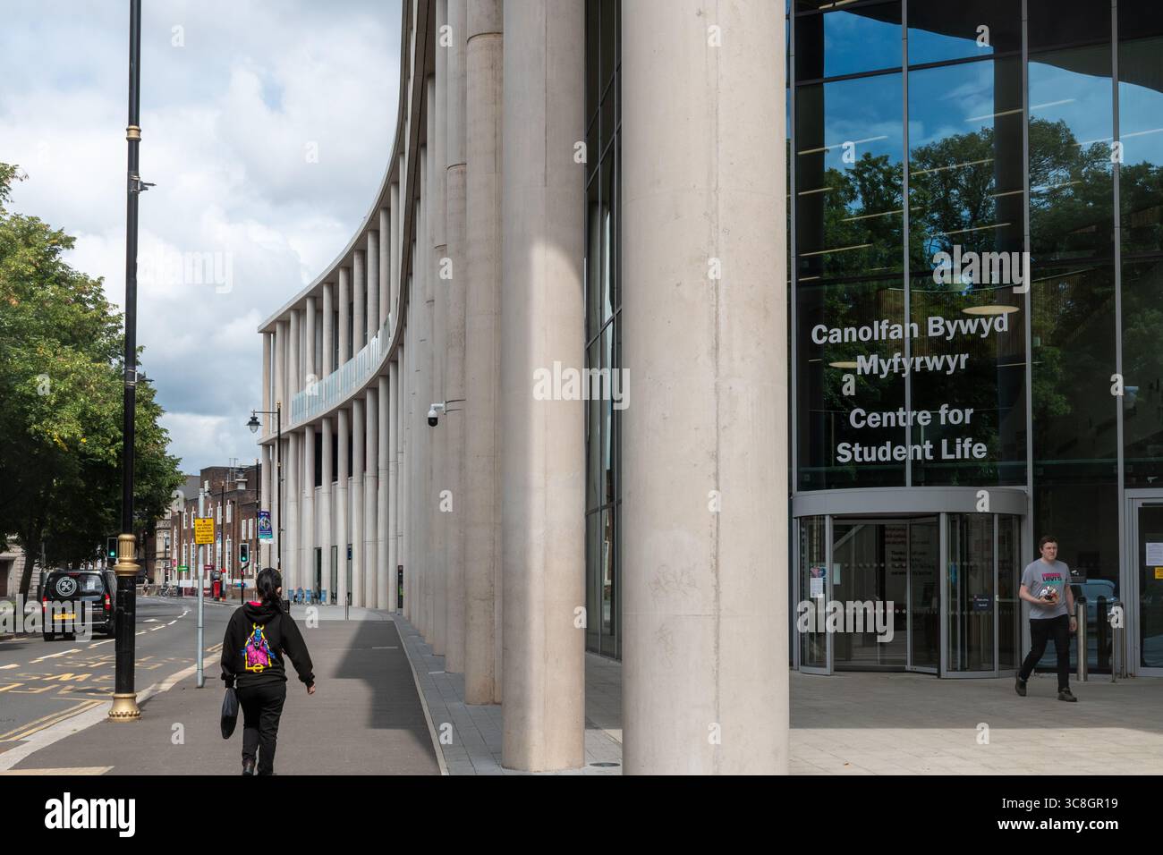 Cardiff University, vista esterna del Centre for Student Life da Park Place, edificio dell'unione studenti sul Cathays Campus, città di Cardiff, Galles, Regno Unito Foto Stock