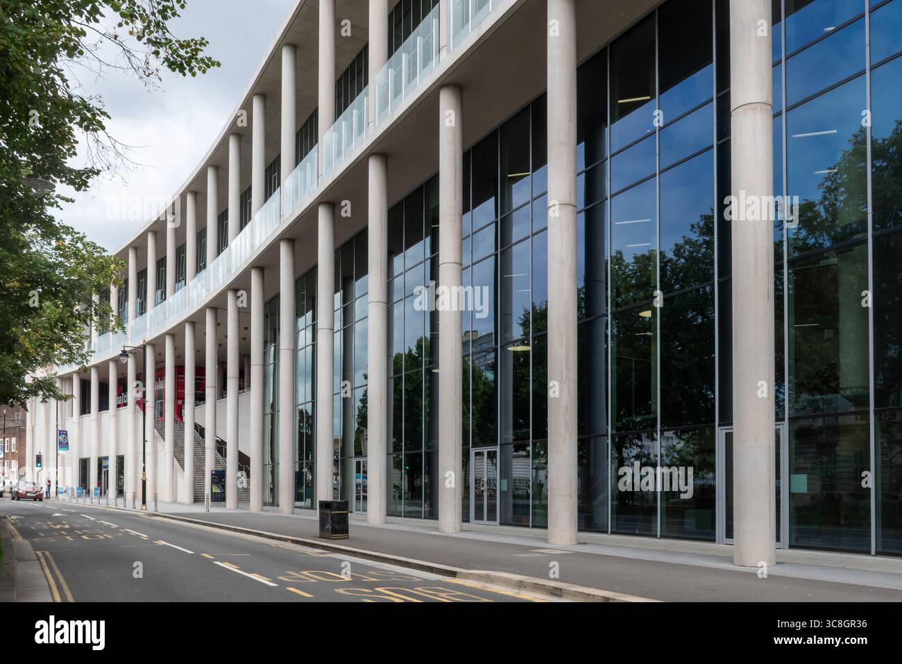 Cardiff University, vista esterna del Centre for Student Life da Park Place, edificio dell'unione studenti sul Cathays Campus, città di Cardiff, Galles, Regno Unito Foto Stock