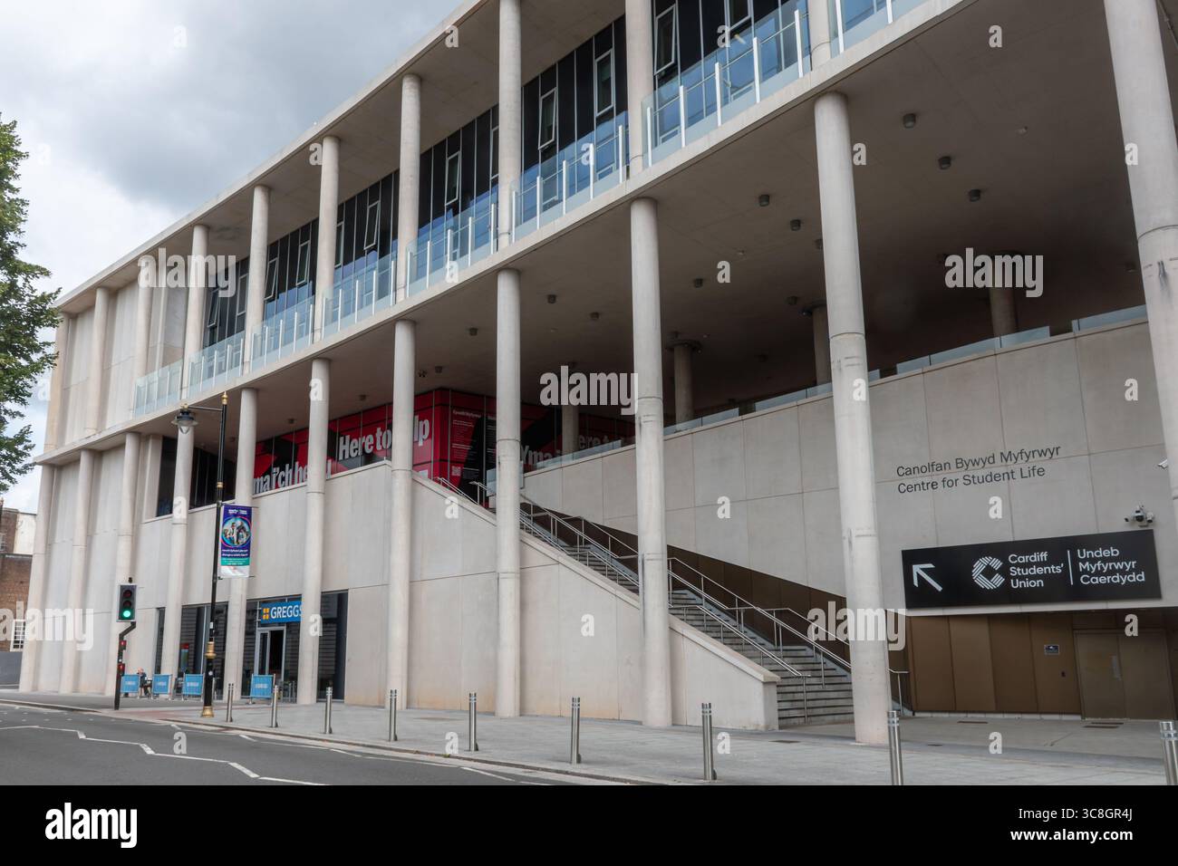 Cardiff University, vista esterna del Centre for Student Life da Park Place, edificio dell'unione studenti sul Cathays Campus, città di Cardiff, Galles, Regno Unito Foto Stock