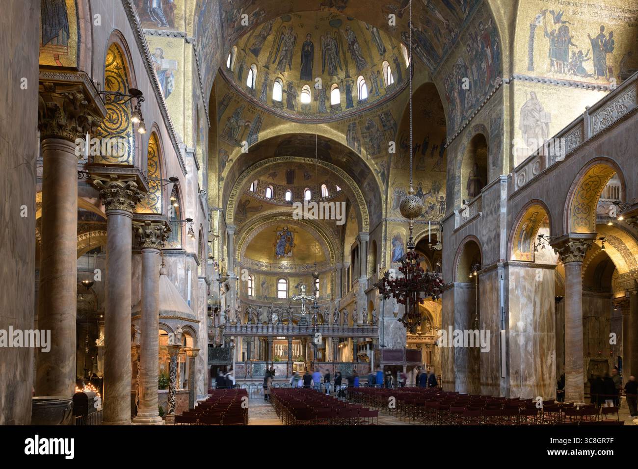 Vista interna della Basilica di San Marco, Venezia, Italia, con mosaici bizantini dorati e cupole sopra la navata centrale. Foto Stock