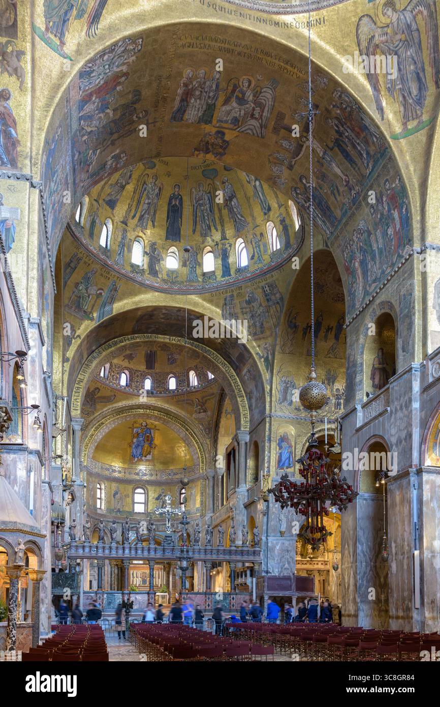 Vista interna della Basilica di San Marco, Venezia, Italia, con mosaici bizantini dorati e cupole sopra la navata centrale. Foto Stock
