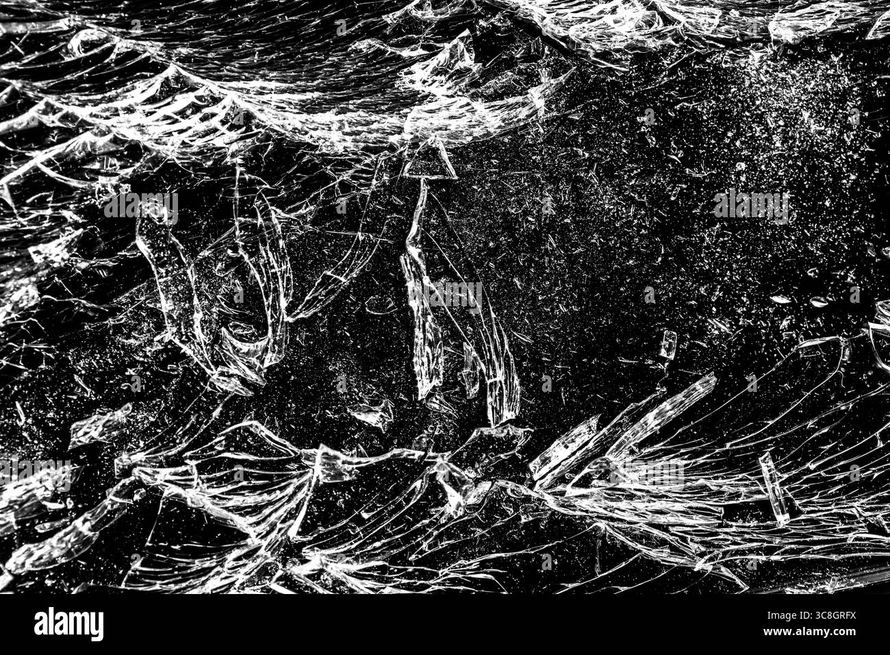 Sfondo nero del display del telefono con schermo a sfioramento incrinato. Texture per il tuo progetto. Sfondo astratto in vetro nero rotto Foto Stock