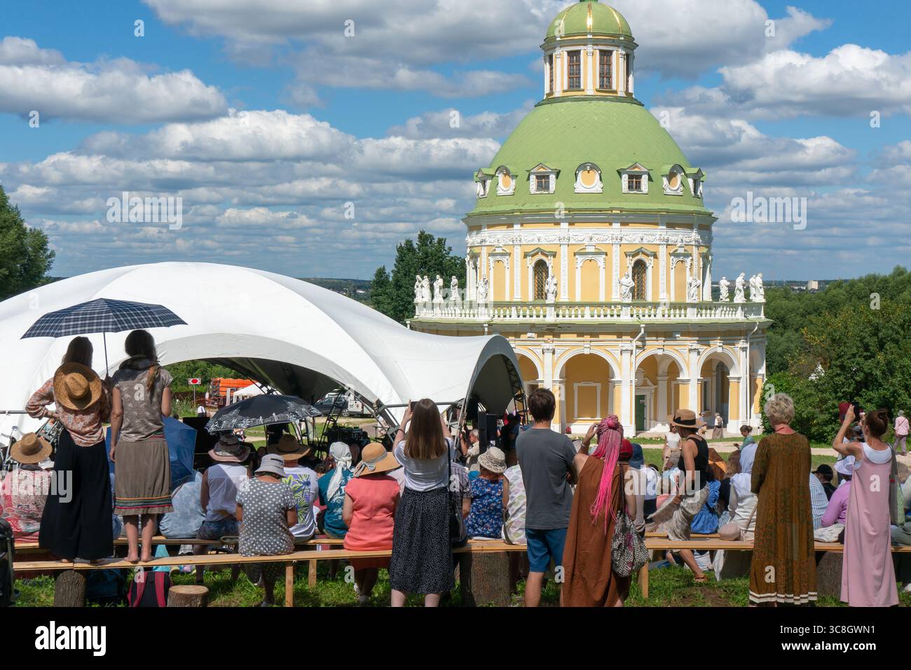 Festival musicale. Ascoltatori di musica barocca, Chiesa della Natività di Theotokos in sottofondo, armonia visiva. Podmoklovo, oblast' di Mosca, Russia. Foto Stock