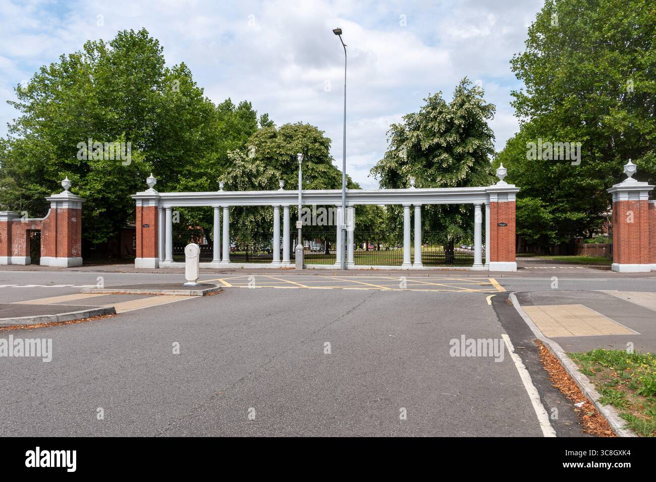 Colonnato e gateway di grado II all'estremità meridionale di Queen Anne Square, Cathays Park, Cardiff City, Galles, Regno Unito Foto Stock