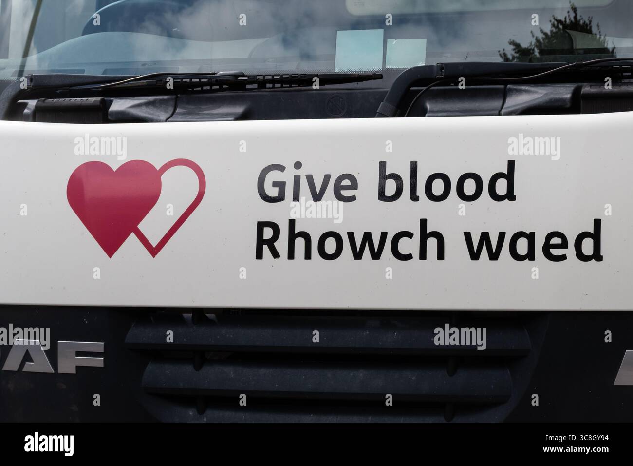 Furgone mobile per donazioni di sangue, o dispositivo mobile per donazioni di sangue, nella città di Cardiff, Galles del Sud, Regno Unito. Dai un messaggio di sangue Foto Stock